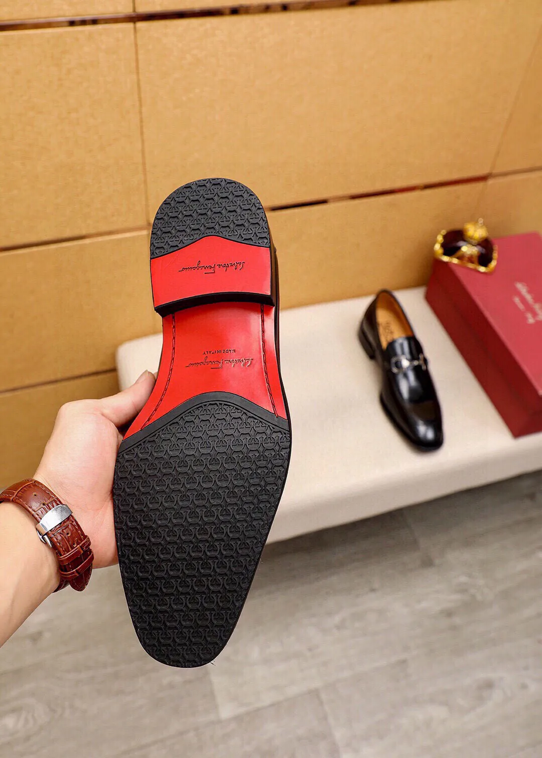 Men's shoes 💰460 💐 Product trademark: Ferragamo "Ferragamo" casual leather shoes Regular size: 38-44 (45🉑️customized) Product materials: Selected imported first-layer open-edge beaded cowhide upper + luxury hardware buckle, imported water-dyed cowhide leather lining. Strong three-dimensional visual effect, original outsole color: 2 colors available